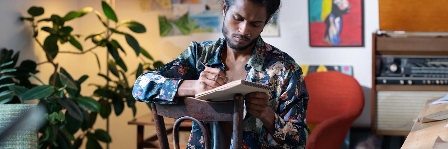 continuing-poet-writing-x-43220e